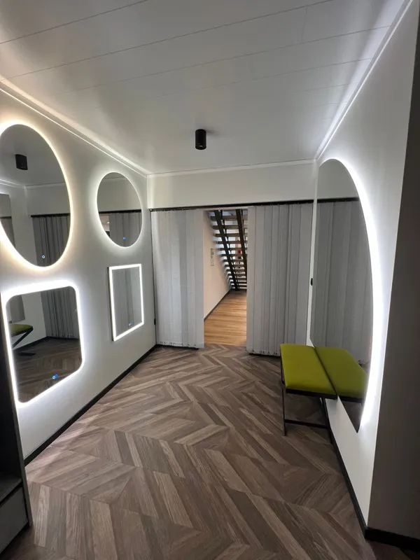 LED peeglid showroomis