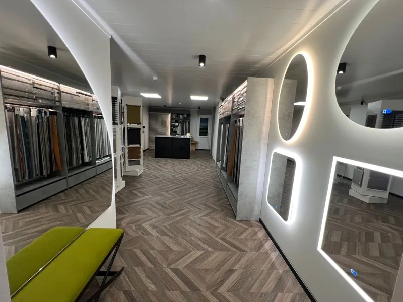 Valguskate showroom Peetris — kangavalik ja peeglid